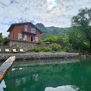 Borealis , Koman Albanië